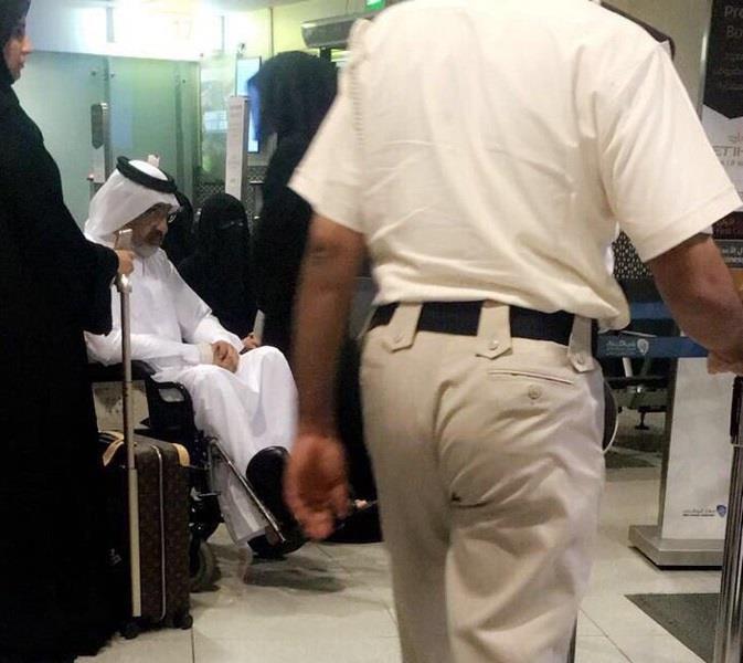 صورة للشيخ عبدالله آل ثاني قبل مغادرته مطار أبوظبي