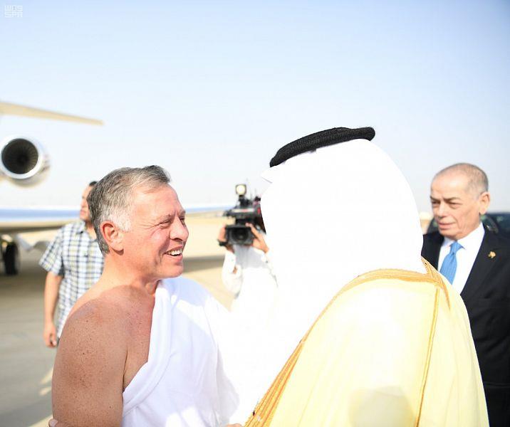 بالصور.. ملك الأردن يصل إلى جدة بملابس الإحرام 