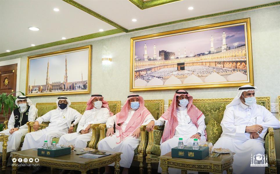 "السديس" يكرم خطاط كسوة الكعبة المشرفة مختار عالم