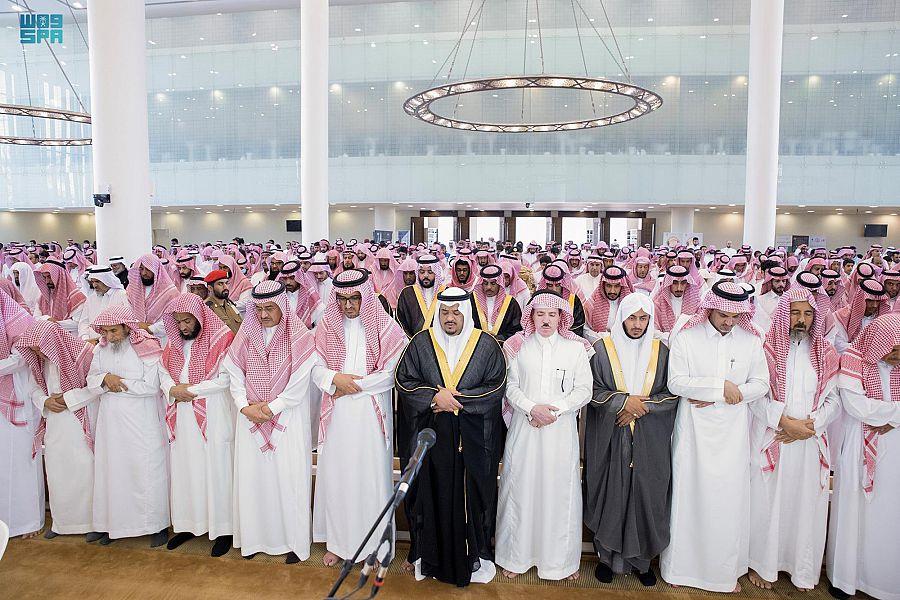  نائب أمير منطقة الرياض يؤدي صلاة الميت على عبدالله بن ثامر الشتوي