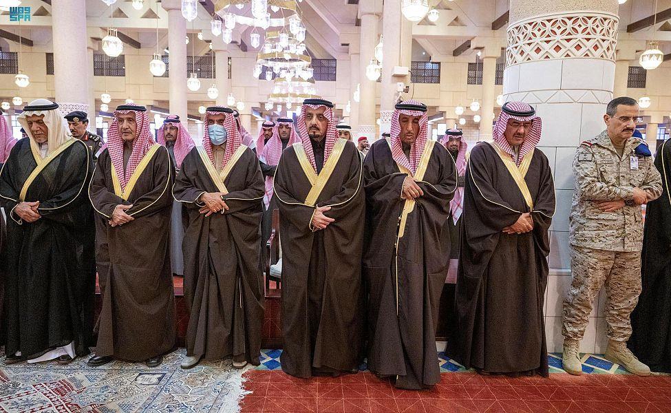 أمير الرياض يؤدي صلاة الميت على الأمير عبدالإله بن سعود 