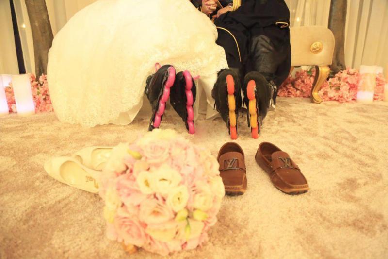 شاهد.. عروسان يتخليان عن ارتداء الحذاء في حفل زفافهما ويرتديان زلاجات 