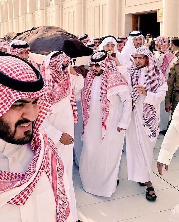بالصور.. أمراء ومشايخ ومسؤولون يشيعون جثمان 