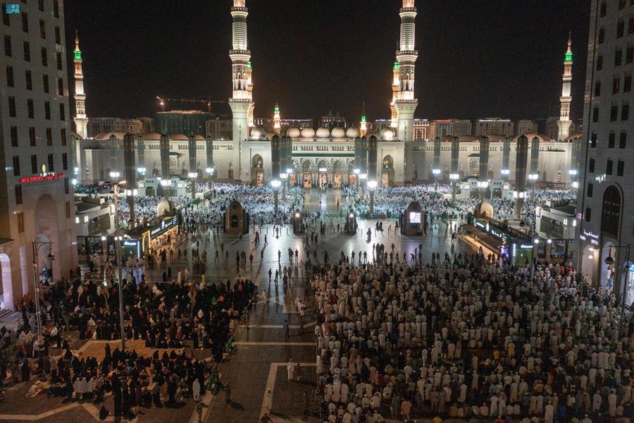 وسط أجواء إيمانية.. قاصدو المسجد الحرام والمسجد النبوي يشهدون ختم القرآن في ليلة 29 (صور) 