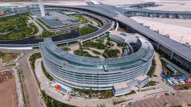 بالفيديو والصور .. الصين تستعد لافتتاح مطار جديد على شكل نجمة البحر لإنعاش السياحة والسفر