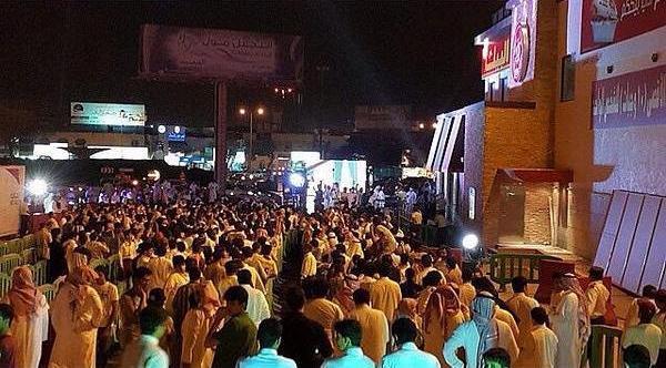 تهشيم زجاج مطعم البيك في بريدة.. والشرطة تتدخل لإقفاله تهشيم زجاج مطعم البيك في بريدة.. والشرطة تتدخل لإقفاله