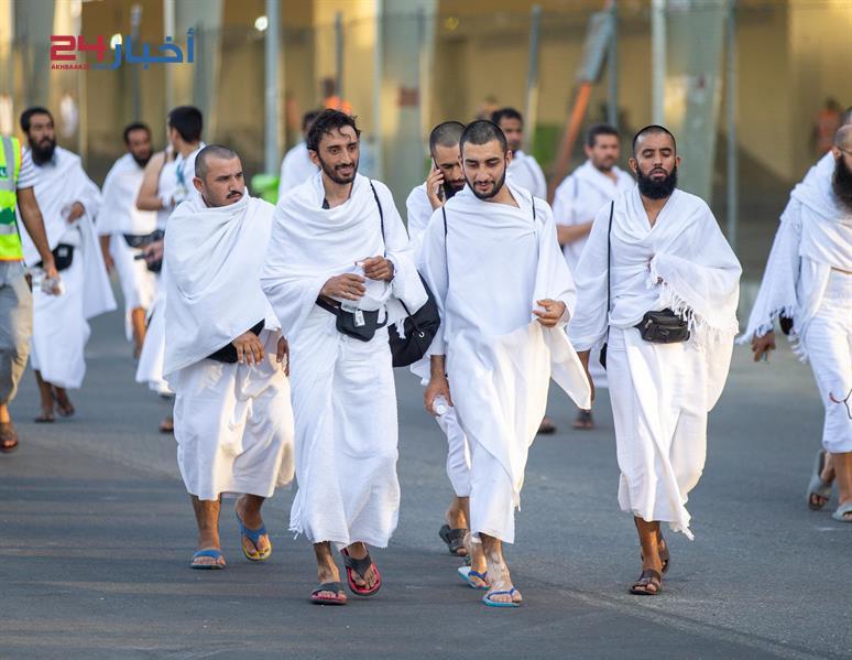 توافد الحجاج إلى مشعر منى لقضاء يوم التروية استعدادا للوقوف بعرفة غدا توافد الحجاج إلى مشعر منى لقضاء يوم التروية استعدادا للوقوف بعرفة غدا