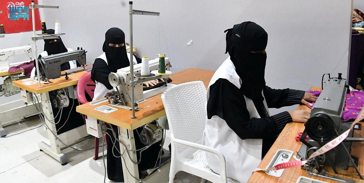 مواطنة تحول الألواح الخشبية إلى أعمال وتحف فنية منذ 50 عامًا 