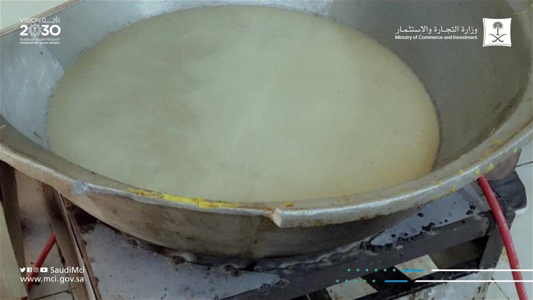 ضبط عمال حوّلوا مقراً سكنياً إلى معمل لتصنيع الحلويات ضبط عمال حوّلوا مقراً سكنياً إلى معمل لتصنيع الحلويات