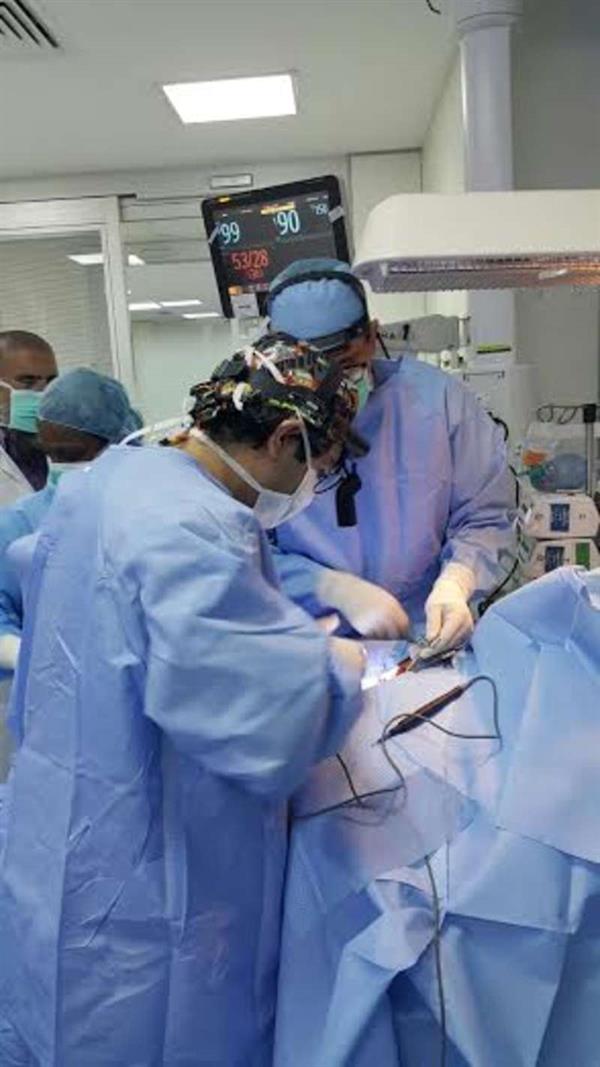 أبها سيدة تضع طفلين سياميين ملتصقين في الصدر والبطن