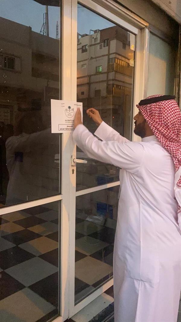 ضبط عمالة وافدة حولت محلاً خالياً بعد حجبه بالستائر إلى معمل لإنتاج 