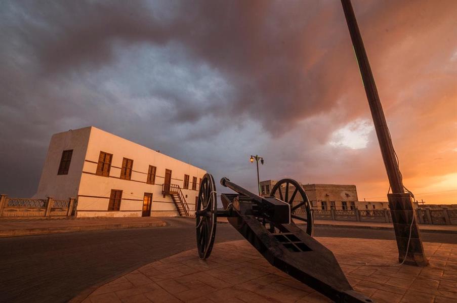 بلدة سعودية مبنية بالكامل من الطين وتطل على البحر الأحمر بلدة سعودية مبنية بالكامل من الطين وتطل على البحر الأحمر