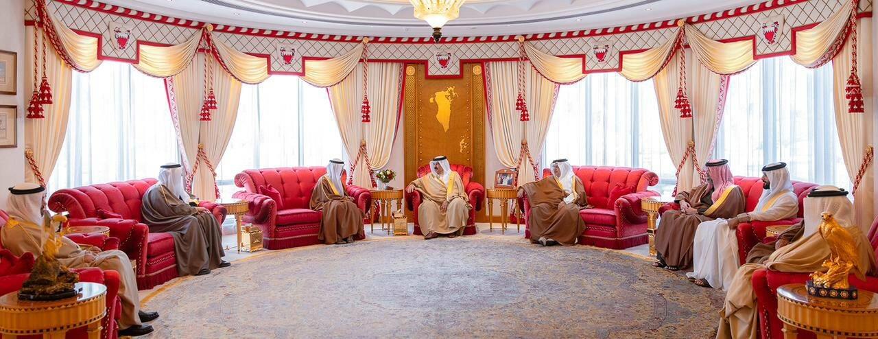 ملك البحرين يشكر أمين مجلس التعاون على جهوده خلال فترة عمله  