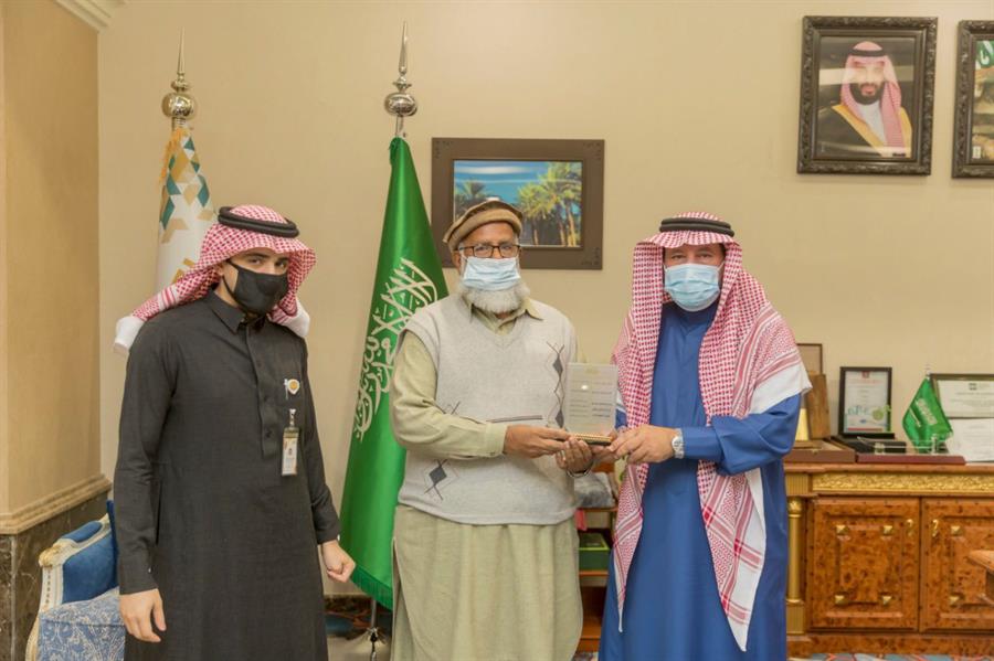 بعد خدمة استمرت 40 عاماً.. أمين القصيم يكرم عدداً من العمال الباكستانيين