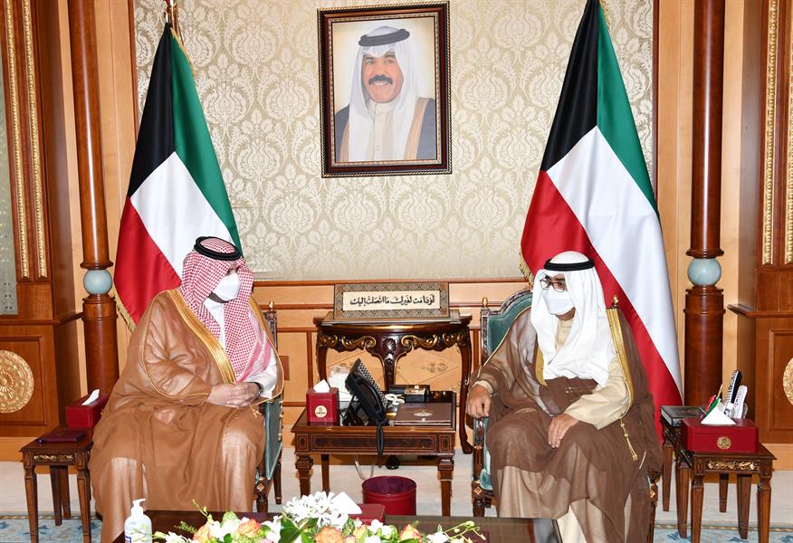 أمير الكويت وولي عهده يتلقيان رسالتين من خادم الحرمين وولي العهد حول العلاقات الثنائية