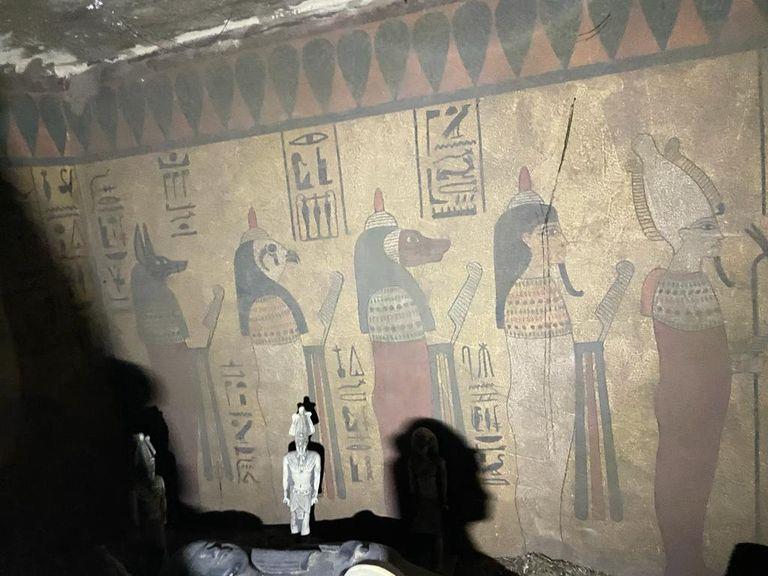 بهدف الاحتيال.. مقبرة فرعونية مزيفة تحت الأرض في مصر  