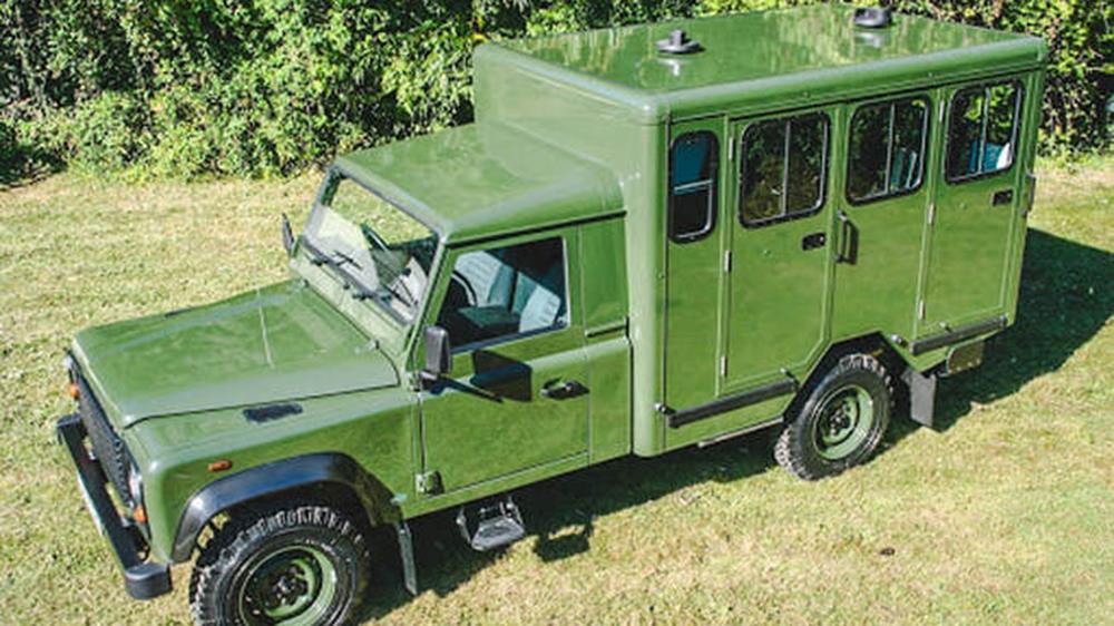 ما قصة السيارة التي اختارها الأمير فيليب لحمل جثمانه في الجنازة الملكية؟ 