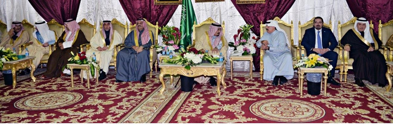 الأمراء سلمان ومقرن وأحمد ومسؤولون وعلماء يزورون خادم الحرمين الشريفين