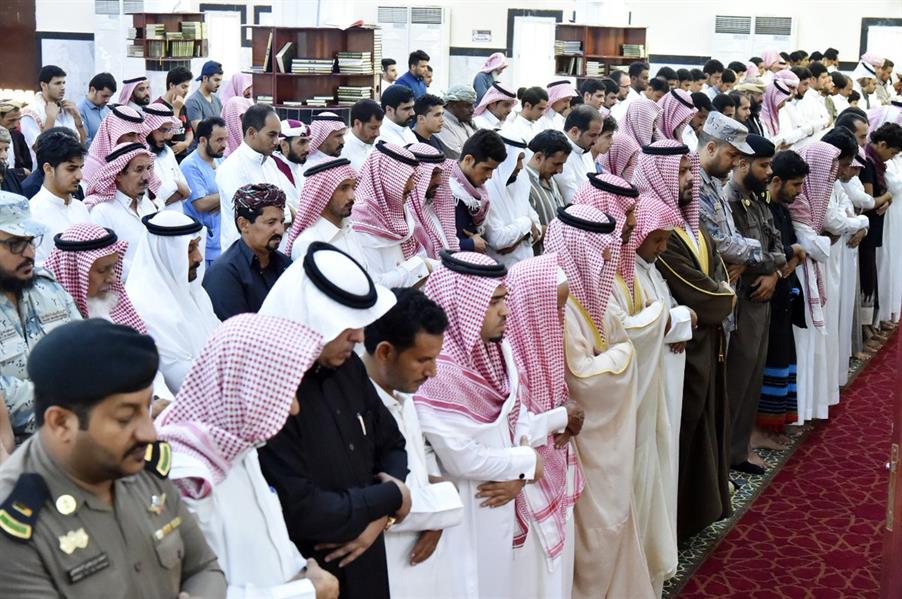 بالصور.. جموع تؤدي صلاة الميت على الشهداء الثلاثة المدنيين الذين استشهدوا بمقذوف حوثي