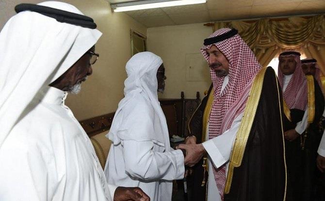 بالفيديو.. أمير نجران يعزي ذوي شهيدي الاعتداء الإرهابي على مسجد المشهد