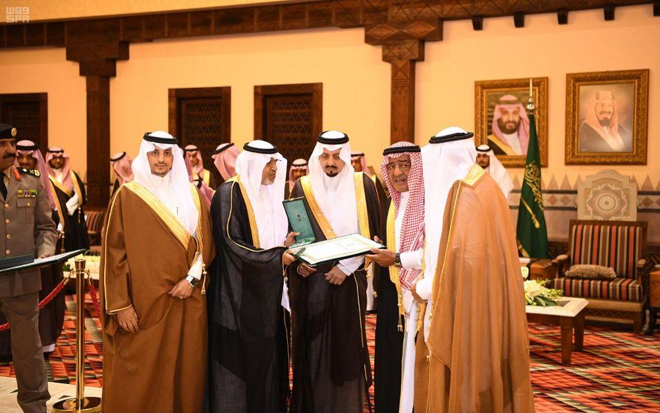 بنظرات يعلوها التأثر.. الأمير مقرن يرعى حفل تكريم شهداء 