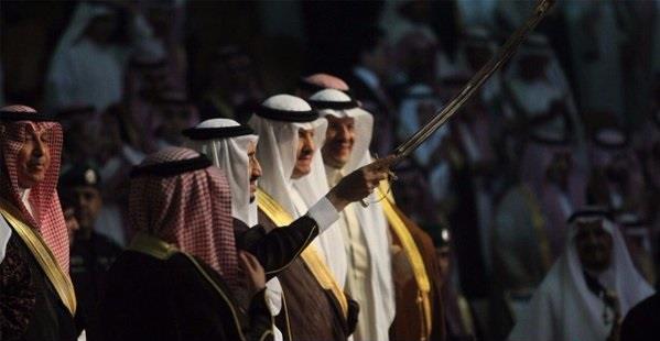 خادم الحرمين الشريفين يرعى حفل تخريج الدفعة خادم الحرمين الشريفين يرعى حفل تخريج الدفعة