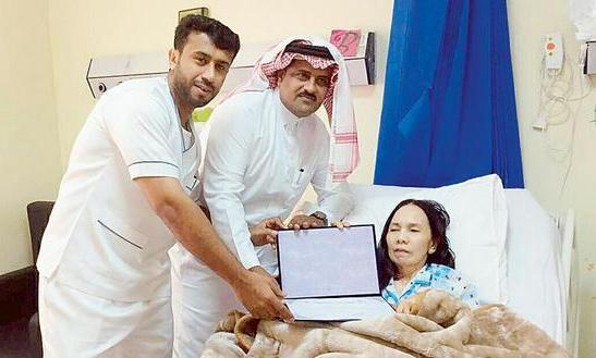 مستشفى حكومي يكرم ممرضة فلبينية خدمت فيه 37 عاماً ويعتني بها بعدما أقعدها المرض