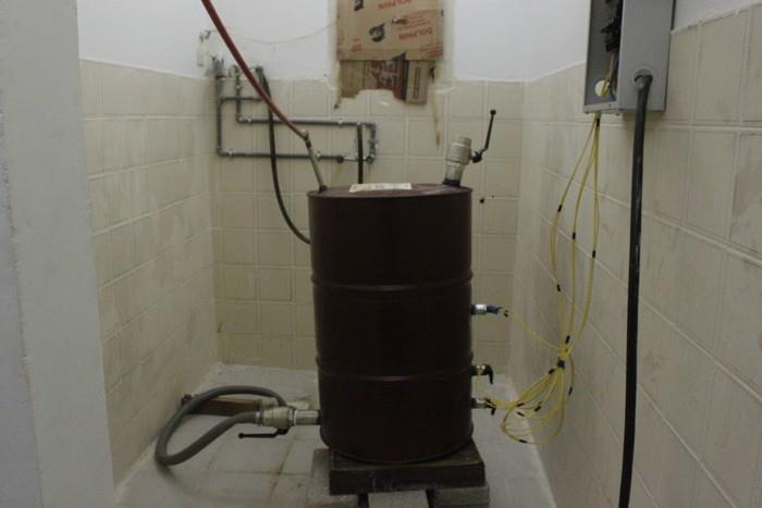 معمل للخمور بحي منفوحة