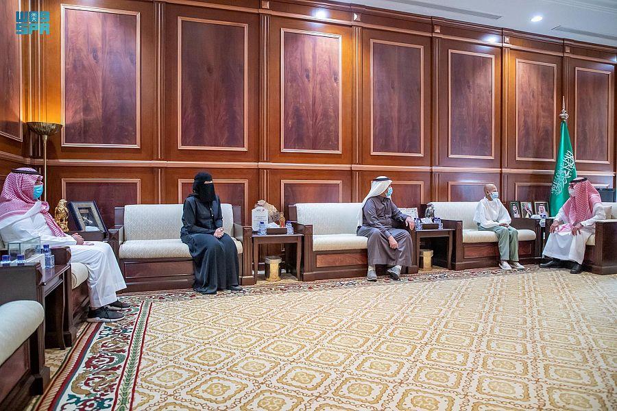 نائب أمير حائل يستقبل محاربة السرطان الطفلة 