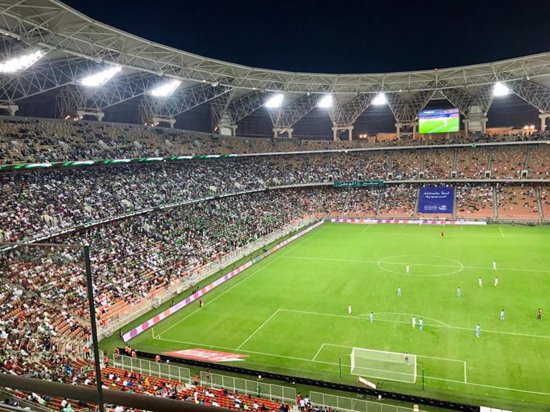 شاهد.. سيدات من قنصلية أمريكا في جدة يحضرن مباراة الأهلي والباطن