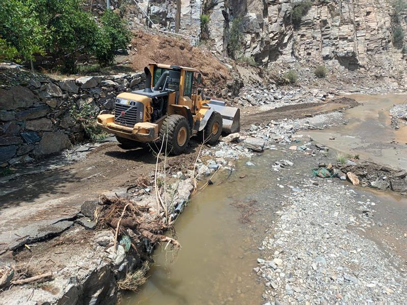 تسببت في انهيار صخور وقطع طرق.. هذا ما خلفته أمطار الباحة تسببت في انهيار صخور وقطع طرق.. هذا ما خلفته أمطار الباحة