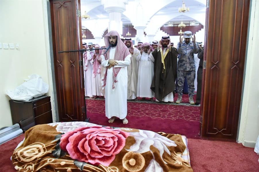 بالصور.. جموع تؤدي صلاة الميت على الشهداء الثلاثة المدنيين الذين استشهدوا بمقذوف حوثي