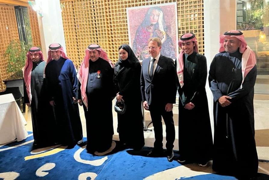 السفير الفرنسي يمنح المهندس الحقيل وسام جوقة الشرف برتبة السفير الفرنسي يمنح المهندس الحقيل وسام جوقة الشرف برتبة