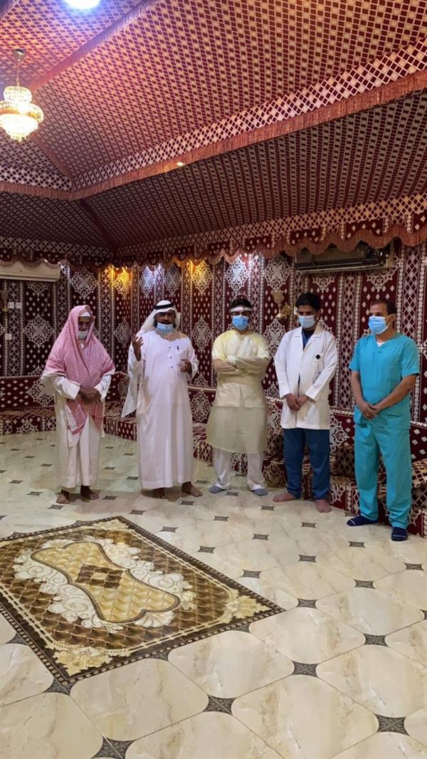 شيخ قبيلة بجازان يجمع مواطنين بمنزله لتلقي لقاح كورونا بعد التنسيق مع مستشفى