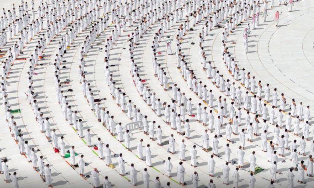 شاهد.. جموع المصلين يؤدون صلاة الجمعة بالمسجد الحرام 
