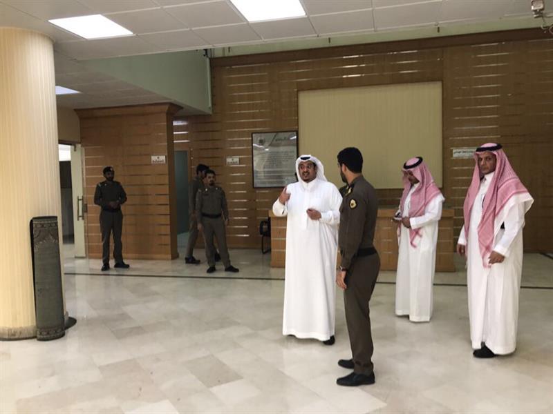 شاهد.. أمير الرياض بالنيابة يقوم بزيارة مفاجئة لمركز شرطة الملز