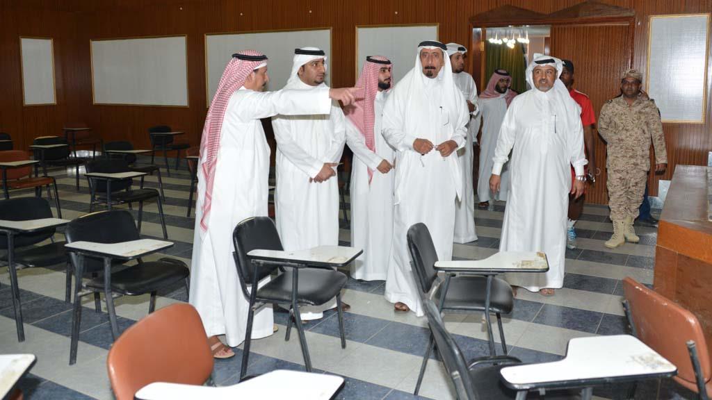 بالصور .. رئيس نجران يتجول في منشآت وملاعب الحرس الوطني بالصور .. رئيس نجران يتجول في منشآت وملاعب الحرس الوطني