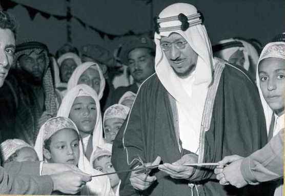 صورة نادرة للملك سعود خلال افتتاحه مدرسة ابتدائية بنتها "أرامكو" في الدمام 