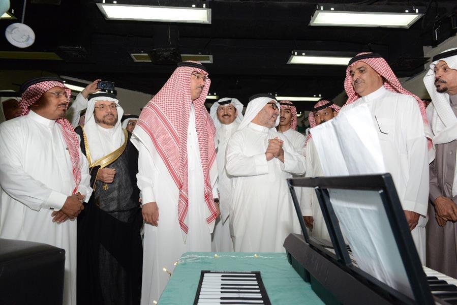 شاهد.. وزير الإعلام يسلم سيدات وأطفالا شهادات لاجتيازهم دورة في العزف على 