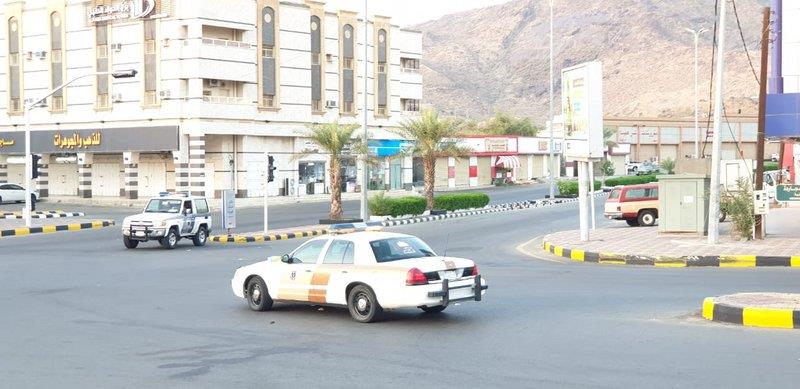 محافظ المجاردة يشارك رجال الأمن وجبة الإفطار في الميدان