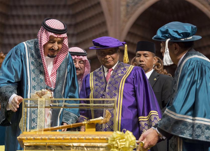 بالصور.. الجامعة الإسلامية بماليزيا تمنح خادم الحرمين درجة الدكتوراه الفخرية