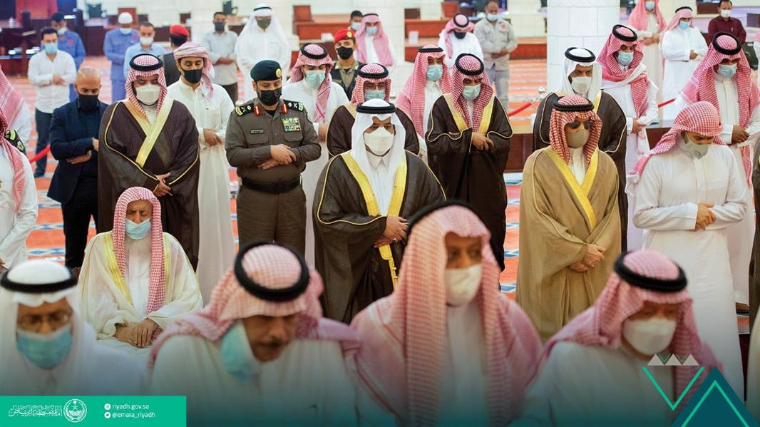 أمير الرياض بالنيابة يؤدي صلاة الميت على الأميرة دلال بنت سعود بن عبد العزيز أمير الرياض بالنيابة يؤدي صلاة الميت على الأميرة دلال بنت سعود بن عبد العزيز