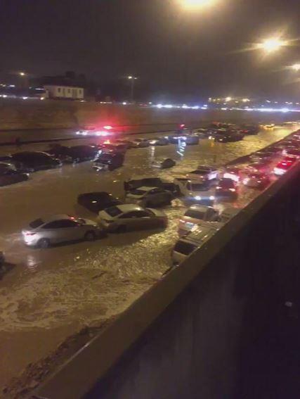 أمطار غزيرة على مدينة الرياض تؤدي إلى تعطل حركة السير وإغراق بعض أمطار غزيرة على مدينة الرياض تؤدي إلى تعطل حركة السير وإغراق بعض