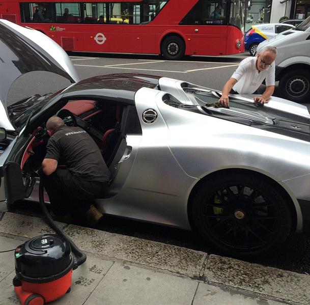 بالفيديو والصور.. سعودي يعطل السير في أحد شوارع لندن للعناية بسيارته الفارهة