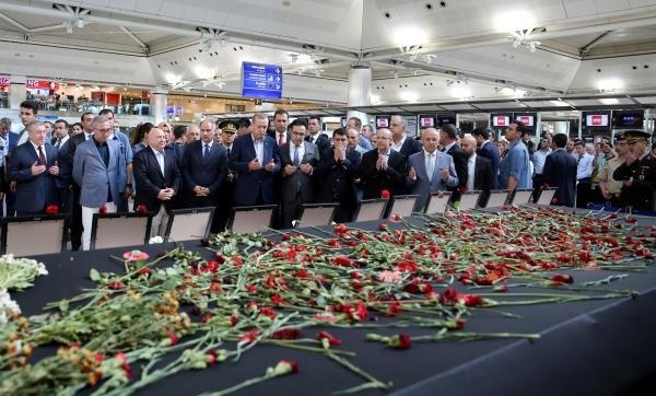 بالصور.. أردوغان يزور مطار أتاتورك بإسطنبول عقب الهجوم الإرهابي بالصور.. أردوغان يزور مطار أتاتورك بإسطنبول عقب الهجوم الإرهابي