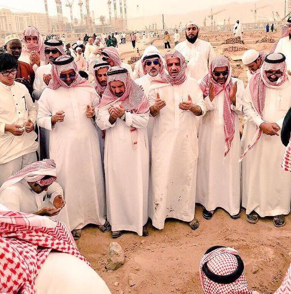 بالصور.. أمراء ومشايخ ومسؤولون يشيعون جثمان 