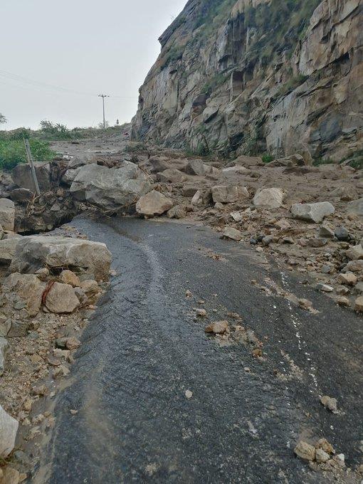  تساقط الصخور من قمم 