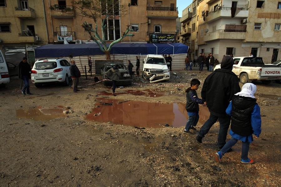 في برك ماء آسنة.. دماء المصلين تغطي محيط مسجد في بنغازي بعد يوم من حادث تفجير (صور)