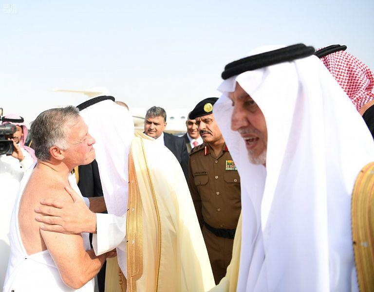 بالصور.. ملك الأردن يصل إلى جدة بملابس الإحرام 