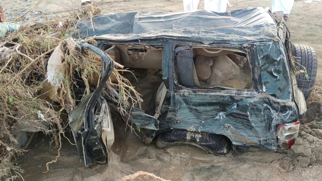 3 مواطنين ينقذون عائلة حوّل السيل مركبتهم لكومة حديد بمكة